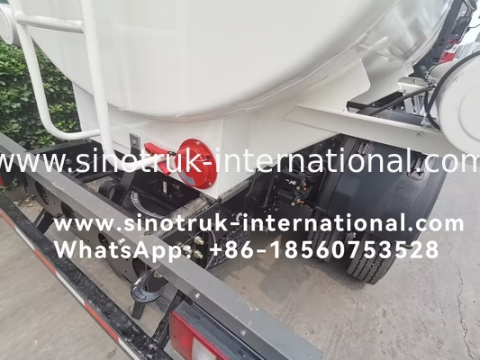 SINOTRUK HOWO 4X2 Transport van olietankwagen SINOTRUK HOWO 5-6CBM