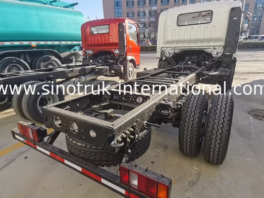 HOWO Kleine goederen vervoer lichte vrachtwagens twee zitplaatsen eenpersoonsbed met A / C chassis LHD