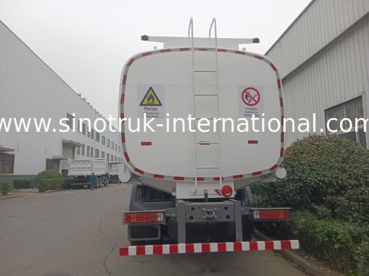 SINOTRUK HOWO Rode olietankwagen 400 pk 8×4 12 wielen hoge capaciteit