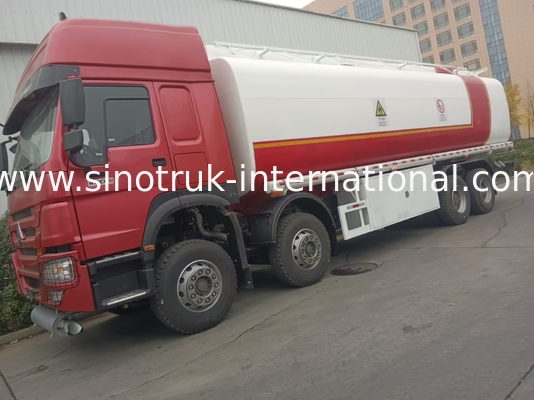 SINOTRUK HOWO Rode olietankwagen 400 pk 8×4 12 wielen hoge capaciteit