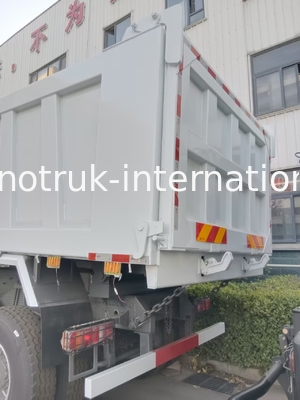 2 Passagiers Sinotruk Hohan Tipper Dump Truck Weichai Motor 6 × 4 LHD 380HP Met handgeschakeld type