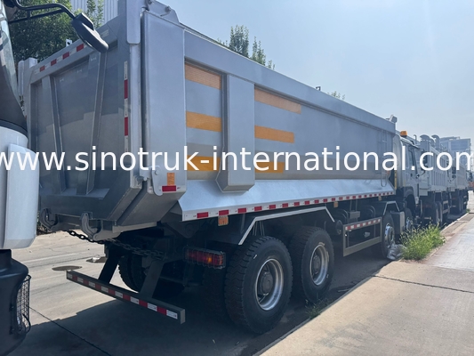 SINOTRUK HOWO 371HP 8X4 Tipper Dump Truck Constructie Oude voorzijde Militaire bumper voor mijnbouwgebieden Twee waarschuwingslichten U-type container