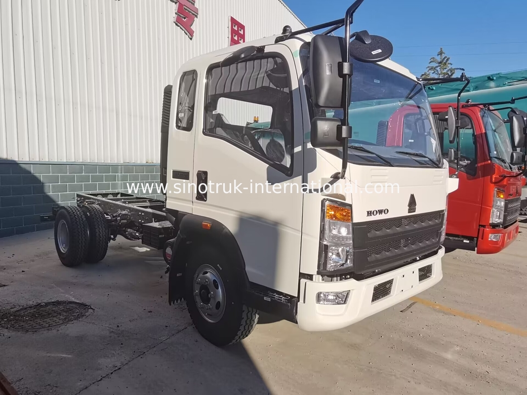 HOWO Kleine goederen vervoer lichte vrachtwagens twee zitplaatsen eenpersoonsbed met A / C chassis LHD