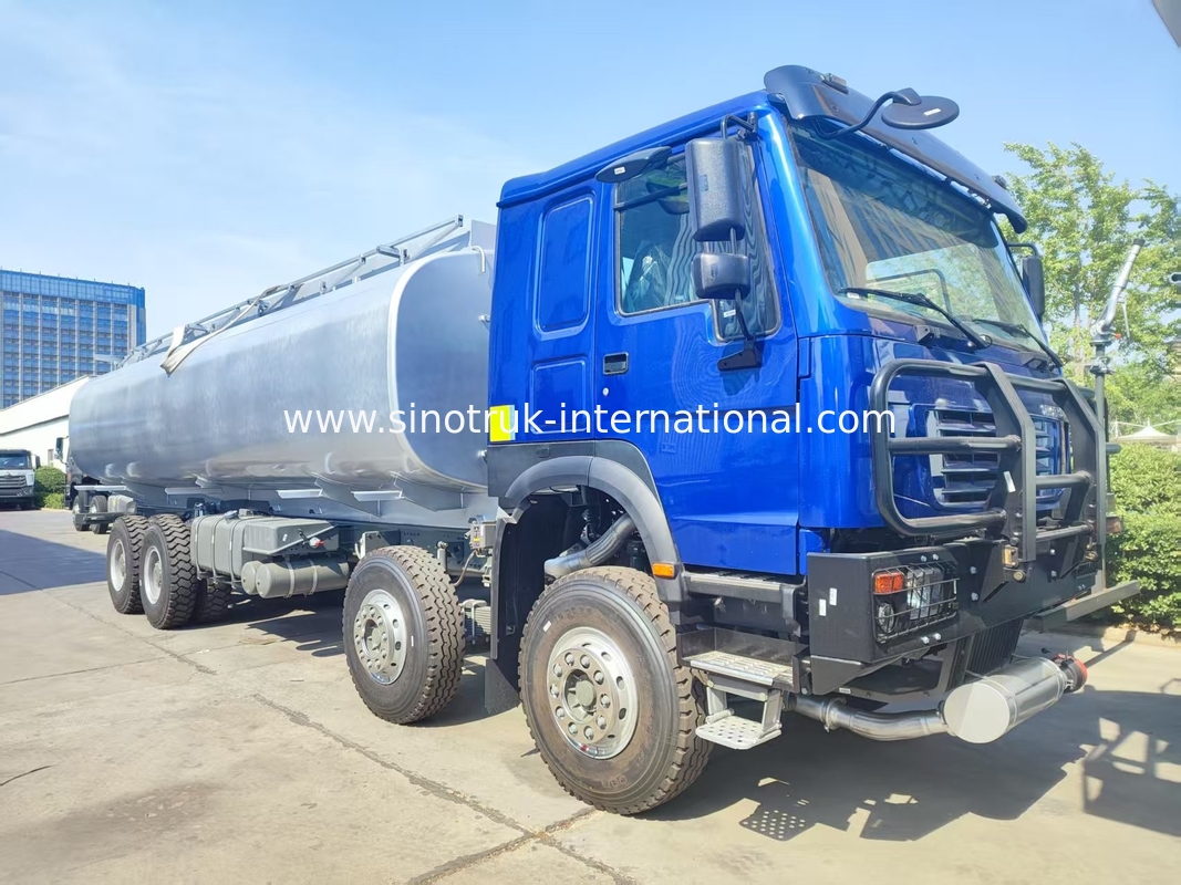 Heavy-Duty HOWO 8*4 400HP LHD Fuel Truck 40CBM Double Tank System voor langeafstandsbrandstofdistributie