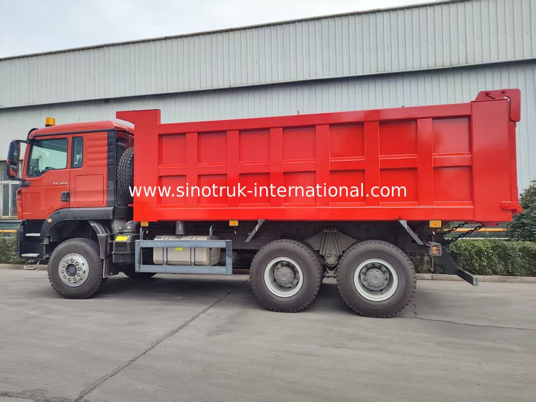 Hoog efficiënte 6×4 HOWO TX Tipper Truck. Rood lichaam, 400 pk motor, 20 CBM container, 60 ton zwaar vervoer.