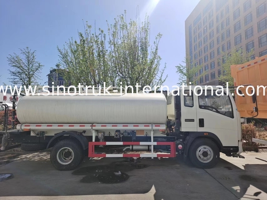 SINOTRUK de Bespuitende Waaier 5-8CBM van de licht Watertankwagen LHD wijd
